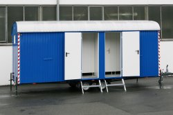 <h5>WEIRO® Toilettenwagen RASANT</h5> mit 6 m Aufbaulänge, 80 km/h, mit Kugelkupplung.