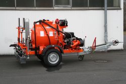 <h5>HK 1000 A</h5> mit 600 l Tankinhalt und Spritzrampe mit 1,80 m Spritzbreite.