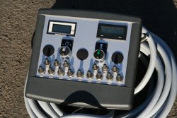 <br>Fernbedienungspanel zur Bedienung der HK 1000 A aus der Fahrerkabine heraus mit Anzeige der Fahrgeschwindigkeit m/min, Hebeln für die pneumatische Einzeldüsensteuerung, Bedienknopf für die Spritzrampe (an/aus) sowie  Anzeige und Steuerung des Spritzdrucks.