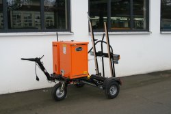 <h5>WEIRO® HS 20 A</h5>Fass-Spritzmaschine in Anhängerausführung zum Verarbeiten von Bitumenemulsionen und Haftklebern direkt aus dem Fass mit handbetriebener doppelwirkender Kolbenpumpe. Die zulässige Transportgeschwindigkeit mit gefülltem Fass beträgt 80 km/h.