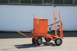 <h5>WEIRO® HS 20</h5>Fass-Spritzmaschine in Handzugausführung zum Verarbeiten von Bitumenemulsionen und Haftklebern direkt aus dem Fass mit handbetriebener doppelwirkender Kolbenpumpe.