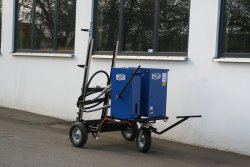 <h5>WEIRO® HS 20</h5>mit großer Bereifung, vorne mit Handzugrohr und Klotzfallbremse. Die großen Reifen erleichtern das Überwinden z. B. von Randsteinen. (Maschine in Sonderlackierung).