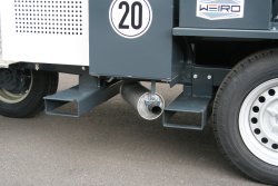 <br>Option: Gabelstaplertaschen zur Verladung auf das Transportfahrzeug z. B. mit Radlader. Ansonsten erfolgt die Verladung mit Kran über eine Dreipunkt-Aufhängung oder durch Auffahren über eine Rampe. <br><p1>Die hier abgebildete Maschine enthält Sonderausstattungen.