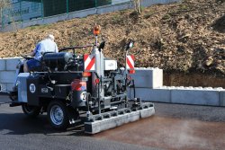 <br>Durch die Anordnung der Flachstrahldüsen mit zweifacher Überlappung wird ein sehr gleichmäßiges Spritzbild erzeugt, Garant für einen zuverlässigen Schichtenverbund.<br><p1>Die hier abgebildete Maschine enthält Sonderausstattungen.