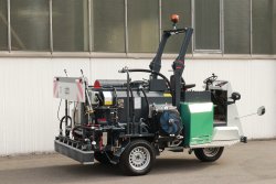 <br>Die kompakte TM-800-SH verfügt über einen stufenlos regelbaren, hydrostatischen Fahrantrieb mit Radmotoren und Bremsnaben an der Hinterachse, inkl. Tempomat zur Einhaltung einer vorgegebenen Arbeitsgeschwindigkeit. Bindemittelpumpe und Kompressor sind über eine Arbeitshydraulik angetrieben. <br><p1>Die hier abgebildete Maschine enthält Sonderausstattungen.