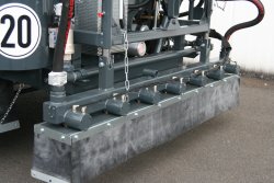 <br>Die Ausbringung des Bindemittels erfolgt über den Spritzbalken, der durch das zirkulierende Bindemittel vorgewärmt wird. Die Spritzdüsen sind vom Fahrerplatz aus einzeln schaltbar, so kann die Arbeitsbreite individuell eingestellt werden. Es sind Spritzbalken in verschiedenen Arbeitsbreiten verfügbar. <br><p1>Die hier abgebildete Maschine enthält Sonderausstattungen.