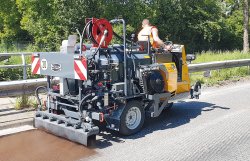 <br>Qualitätsbestimmend: präzise Ausbringung des Bindemittels durch 
computergestützte Dosierautomatik (Option), die Spritzrampe mit 
doppelter Düsenüberlappung sorgt für ein gleichmäßiges Spritzbild.