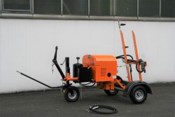 <h5>WEIRO® MS 80 AH</h5>Fass-Spritzmaschine in Anhängerausführung zum Verarbeiten von Bitumenemulsionen und Haftklebern direkt aus dem Fass mit dieselhydraulisch angetriebener Bindemittelpumpe. Zulässige Transportgeschwindigkeit mit gefülltem Fass 80 km/h.