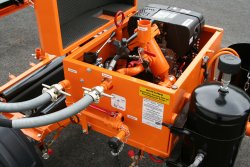 <br>Motor-Pumpeneinheit zum hydraulischen Antrieb der Bindemittelpumpe in abschließbarem und schallgedämmten Motorraum. Kranöse zum leichten Verladen der Maschine.