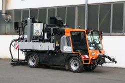 <h5>Weiro® HK 1000 PH</h5>mit isoliertem 1500 l Bindemitteltank und computergesteuerter Dosierautomatik, zusätzlich ausgerüstet mit einem Rührwerkskocher (500 kg) zur Naht- und Randversiegelung, montiert auf Geräteträger Hansa APZ 1003. 