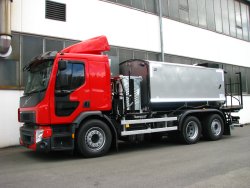 <h5>Weiro® HK 1000 PH</h5>6000 l Bindemitteltank und 3000 l Wassertank mit Wasserpumpe unter einer Edelstahl-Außenverkleidung, ausgerüstet mit Dieseltankstelle (600 l) und beheiz. Trockenschrank für Arbeitskleidung, Träger-LKW 6x4/2, zul. GG 25.000 kg.