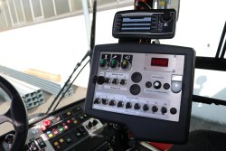 <br>Bedienpanel im Fahrerhaus zur Steuerung der Spritzrampenfunktionen, mit Computerterminal für die elektronische Dosiersteuerung.