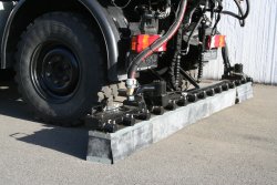 <br>Spritzrampe als Variante für 3,45 m Arbeitsbreite mit zwei seitlich ausschwenkbaren Auslegern, hydraulische Höhenverstellung der Spritzrampe, elektropneumatische Einzelsteuerung der Spritzdüsen.