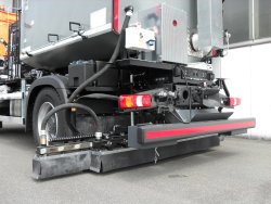 <br>Spritzrampe, Variante für 3,60 m Arbeitsbreite, seitlich ausfahrbare Ausleger und Höhenverstellung hydraulisch, elektropneumatische Einzelsteuerung der Spritzdüsen, automatischem Öffnen und Schließen der Rampendüsen beim Ein- und Ausfahren.