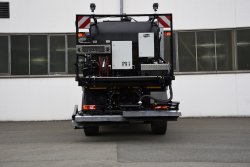 <br>Spritzrampe, Variante für 4,50 m Arbeitsbreite, seitlich ausfahrbaren Auslegern und Höhenverstellung der Spritzrampe hydraulisch, elektropneumatische Einzelsteuerung der Spritzdüsen mit automatischem Öffnen/Schließen der Rampendüse beim Ein- und Ausfahren.