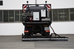 <br>Spritzrampe, Variante für 4,50 m Arbeitsbreite, seitlich ausfahrbaren Auslegern und Höhenverstellung der Spritzrampe hydraulisch, elektropneumatische Einzelsteuerung der Spritzdüsen mit automatischem Öffnen/Schließen der Rampendüse beim Ein- und Ausfahren.