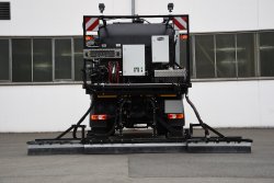 <br>Spritzrampe, Variante für 4,50 m Arbeitsbreite, seitlich ausfahrbaren Auslegern und Höhenverstellung der Spritzrampe hydraulisch, elektropneumatische Einzelsteuerung der Spritzdüsen mit automatischem Öffnen/Schließen der Rampendüse beim Ein- und Ausfahren.