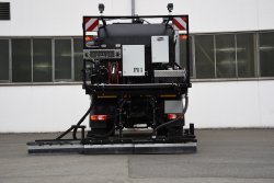 <br>Spritzrampe, Variante für 4,50 m Arbeitsbreite, seitlich ausfahrbaren Auslegern und Höhenverstellung der Spritzrampe hydraulisch, elektropneumatische Einzelsteuerung der Spritzdüsen mit automatischem Öffnen/Schließen der Rampendüse beim Ein- und Ausfahren.