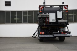 <br>Düsenkopf für die Naht- und Randversiegelung, Version für UNIMOG: Arbeitsposition komplett ausgefahren.