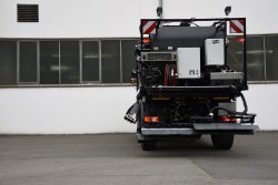 <br>Düsenkopf für die Naht- und Randversiegelung, Version für UNIMOG: Position für das Umsetzen.