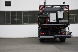 <br>Düsenkopf für die Naht- und Randversiegelung, Version für UNIMOG: Transportposition komplett eingefahren.