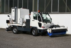 <h5>Weiro® HK 1000 PH</h5>mit isoliertem 1.000 l Bindemitteltank auf Multicar Fumo, zusätzlich ausgerüstet mit Vorbaukehrwalze und 500 l Wassertank zur Benetzung der Kehrwalze.