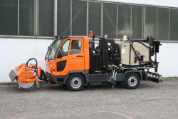 <h5>Weiro® HK 1000 PH</h5>mit isoliertem 1000 l Bindemitteltank auf Multicar Fumo, zusätzlich ausgerüstet mit Vorbaukehrwalze sowie einem Rührwerkskocher (100 kg) zur Naht- und Randversiegelung.