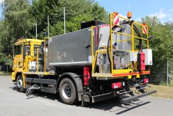 <h5>Weiro® HK 1000 PH</h5>mit isoliertem 6000 l Bindemitteltank und computergesteuerter Dosierautomatik, ausgerüstet mit Rührwerkskocher (500 kg) zur Naht- und Randversiegelung, Außenverkleidung Edelstahl, montiert auf Träger-LKW 4x2, zul. GG 18.000 kg.