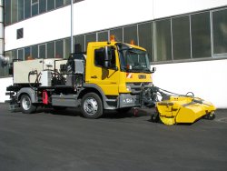 <h5>Weiro® HK 1000 PH</h5>mit isoliertem 3000 l Bindemitteltank auf LKW, zusätzlich ausgerüstet mit Vorbaukehrwalze sowie einem Rührwerkskocher (500 kg) zur Naht- und Randversiegelung, montiert auf Träger-LKW 4x2, zul. Gesamtgewicht 13.000 kg.