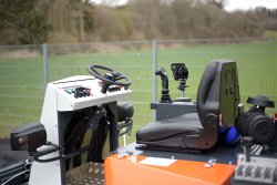 <br>Ergonomisch gestalteter Bedienerplatz mit Joystick zur Fahrsteuerung. Zusätzlicher Arbeitsscheinwerfer zur bestmöglichen Ausleuchtung des Arbeitsbereichs.