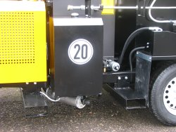 <br>Option: Gabelstaplertaschen zur Verladung auf das Transportfahrzeug z. B. mit Radlader. Ansonsten erfolgt die Verladung mit Kran über eine Dreipunkt-Aufhängung oder durch Auffahren über eine Rampe. <br><p1>Die hier abgebildete Maschine enthält Sonderausstattungen.