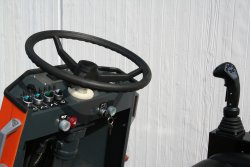 <br>Der Fahrhebel mit den Funktionstasten ist seitlich am Fahrerplatz montiert und erlaubt das feinfühlige Steuern des Fahrantriebs.<br><p1>Die hier abgebildete Maschine enthält Sonderausstattungen.