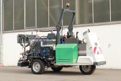 <h5>Selbstfahrende Anspritzmaschine WEIRO® TM-800-SH</h5><br>auf extrem wendigem Dreiradchassis, Nutzinhalt des wärmegedämmten Bindemitteltanks: ca. 800 l. <br><p1>Die hier abgebildete Maschine enthält Sonderausstattungen.