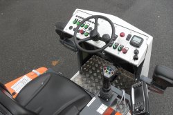 <br>Armaturentafel mit Steuermodul für den Antriebsmotor mit Diesel-Partikelfilter, Emissionsnorm EC (NRMM) Stufe V gemäß EU 2016/1628.<br><p1>Die hier abgebildete Maschine enthält Sonderausstattungen.