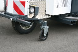 <br>Option: Einsteckbare Stützräder zum Auffahren auf Transportanhänger mit zwei Auffahrrampen. So ist keine dritte Auffahrrampe erforderlich.<br><p1>Die hier abgebildete Maschine enthält Sonderausstattungen.