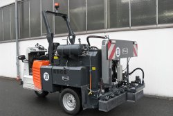 <br>Der für den Transport der Maschine einklappbare Überrollschutz ROPS ist gemäß DIN EN ISO 3471:2010-01 zertifiziert.<br><p1>Die hier abgebildete Maschine enthält Sonderausstattungen.