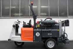 <br>Die Kompressoranlage unter der seitlichen Schutzhaube, versorgt die Maschine mit Druckluft für die Steuerung der Spritzdüsen und die Reinigung des Bindemittelkreislaufs. Der Druckluftbehälter hat eine Kapazität von 30 l. <br><p1>Die hier abgebildete Maschine enthält Sonderausstattungen.