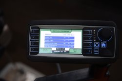 <br>LC-Display der optionalen Dosiersteuerung SPRAYCONTROL V4 am Fahrerplatz zur Eingabe der Arbeitsparameter, z. B. gewünschte Auftragsmenge, und Überwachung des Anspritzvorgangs.<br><p1>Die hier abgebildete Maschine enthält Sonderausstattungen. 