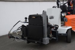 <br>Optional: Vorbautenträger mit Schnellwechselplatte, hier mit dem Anspritzmodul KSM 100 für die Versiegelung der Längsnähte im mehrstreifigen Asphaltstraßenbau mit geeigneten Heißbitumenwerkstoffen. An den Vorbautenträger können auch Kehrwalzen zur Vorreinigung der Straßenflächen betrieben werden.<br><p1>Die hier abgebildete Maschine enthält Sonderausstattungen.