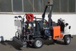 <br>Optional: automatischer Schlauchaufroller mit Bitumenschlauch <br>(Länge ca. 8 m) zum Anschluss an die Handspritzlanze. <br><p1>Die hier abgebildete Maschine enthält Sonderausstattungen.
