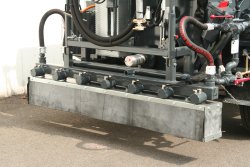 <br>Die Ausbringung des Bindemittels erfolgt über den Spritzbalken, der durch das zirkulierende Bindemittel vorgewärmt wird. Die Spritzdüsen sind vom Fahrerplatz aus einzeln schaltbar, so kann die Arbeitsbreite individuell eingestellt werden. Es sind Spritzbalken in verschiedenen Arbeitsbreiten verfügbar.<br><p1>Die hier abgebildete Maschine enthält Sonderausstattungen. 
