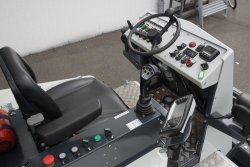 <br>Ergonomisch gestalteter Fahrerplatz, Fahrsteuerung über den Fahrhebel mit Funktionstasten. Option: Rechnergestützte Dosiersteuerung SPRAYCONTROL V4 mit LCD-Steuereinheit rechts vom Fahrerplatz zur genauen Regelung des Bindemittelauftrags (kg/m²), unabhängig von Fahrgeschwindigkeit und Arbeitsbreite.<br><p1>Die hier abgebildete Maschine enthält Sonderausstattungen.

