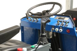 <br>Der Fahrhebel mit den Funktionstasten ist seitlich am Fahrerplatz montiert und erlaubt das feinfühlige Steuern des Fahrantriebs.<br><p1>Die hier abgebildete Maschine enthält Sonderausstattungen.