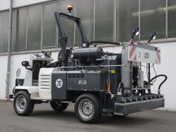 <h5>Die kompakte TM-804-SH</h5> verfügt über einen stufenlos regelbaren, hydrostatischen Fahrantrieb mit Radmotoren und Bremsnaben an der Hinterachse, inkl. Tempomat zur Einhaltung einer vorgegebenen Arbeitsgeschwindigkeit. Bindemittelpumpe und Kompressor sind über eine Arbeitshydraulik angetrieben.<br><p1>Die hier abgebildete Maschine enthält Sonderausstattungen. 