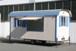 <h5>WEIRO® Verkaufswagen</h5> mit 5 m Aufbaulänge, Einachsfahrgestell bis 25 km/h, großer, Holz-Außenverkleidung, seitlicher Wandklappe, KSt.-Schiebefenster und seitlichem Eingang