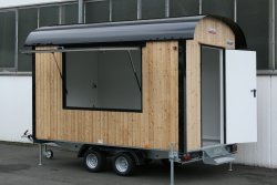 <h5>WEIRO® Verkaufswagen</h5> mit 3,5 m Aufbaulänge, Tandemfahrgestell verzinkt, Holz-Außenverkleidung, Dachlackierung, seitlicher Wandklappe und heckseitiger Eingang