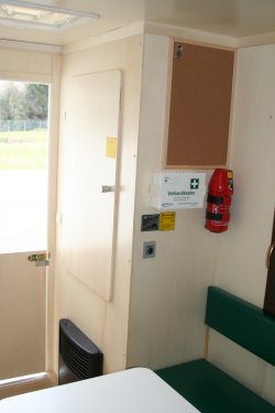 <br>Personalraum mit gepolsterten Bänken, Truma-Gebläseheizung und Trockenschrank.