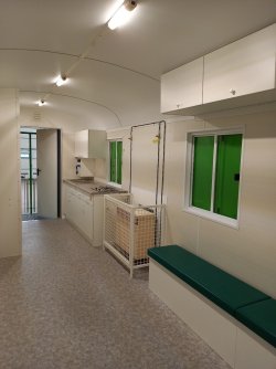 Kleinküche mit Hängeschrank, Sitzbank, Oberschränke, Propanheizung