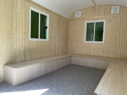 Einrichtungsbeispiel mit Profilholz-Wandverkleidung und Sitzgruppe aus Sperrholz Esche-Dekor