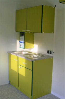 Kleinküche mit Hängeschrank, Arbeitsplatte, Edelstahlspüle